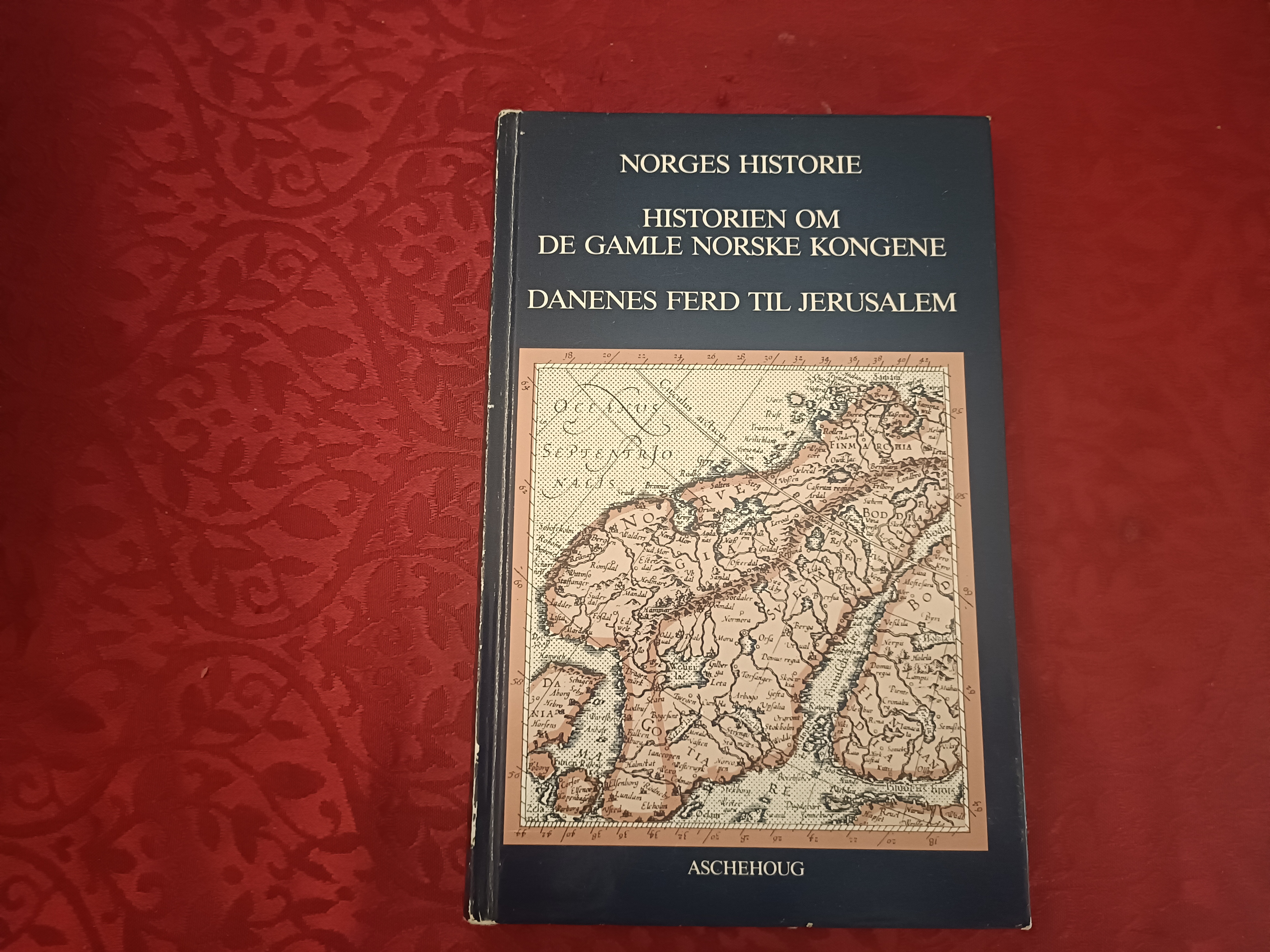 Norges historie. Historien om de gamle norske kongene. Historien om danenes ferd til Jerusalem. Oversatt av astrid Salvesen