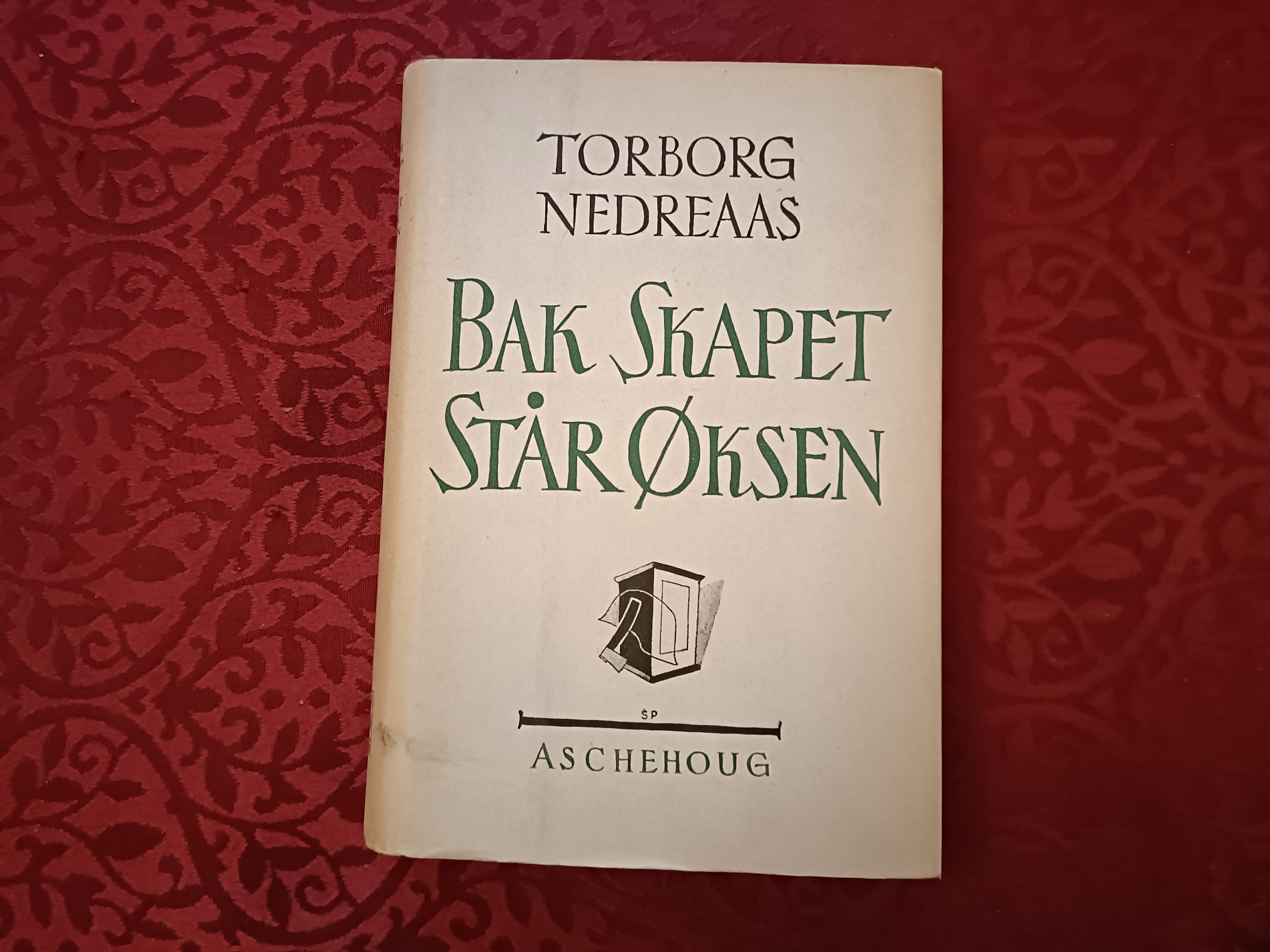Bak skapet står øksen. 1.-utgave
